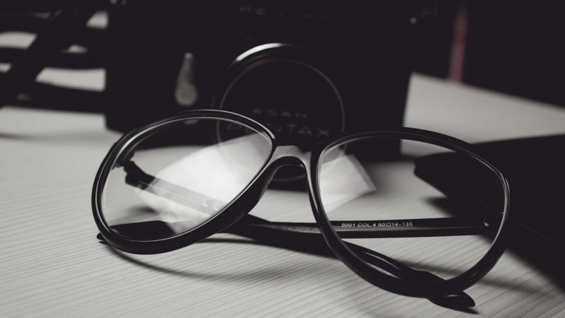 Dlaczego warto zakupić okulary w Internecie?